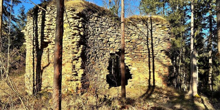 Zřícenina barokní kaple Skalní kopec