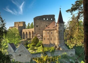 Hrad a zámek Velhartice