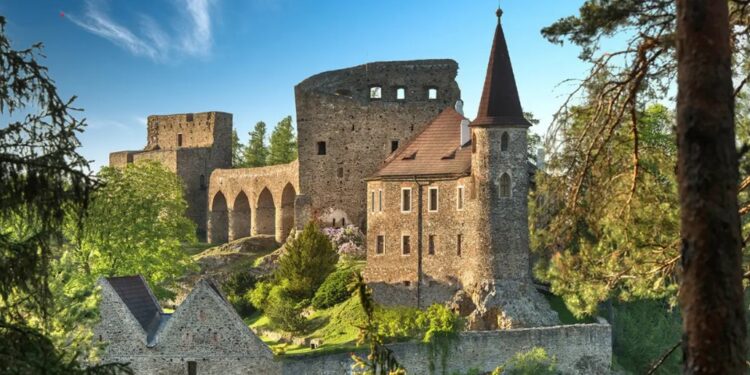 Hrad a zámek Velhartice